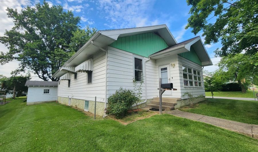 302 W 7th St, Bicknell, IN 47512 - 3 Beds, 2 Bath