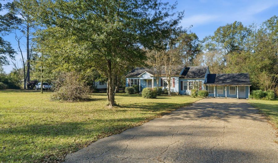 1413 N Jackson St, Brookhaven, MS 39601 - 5 Beds, 2 Bath