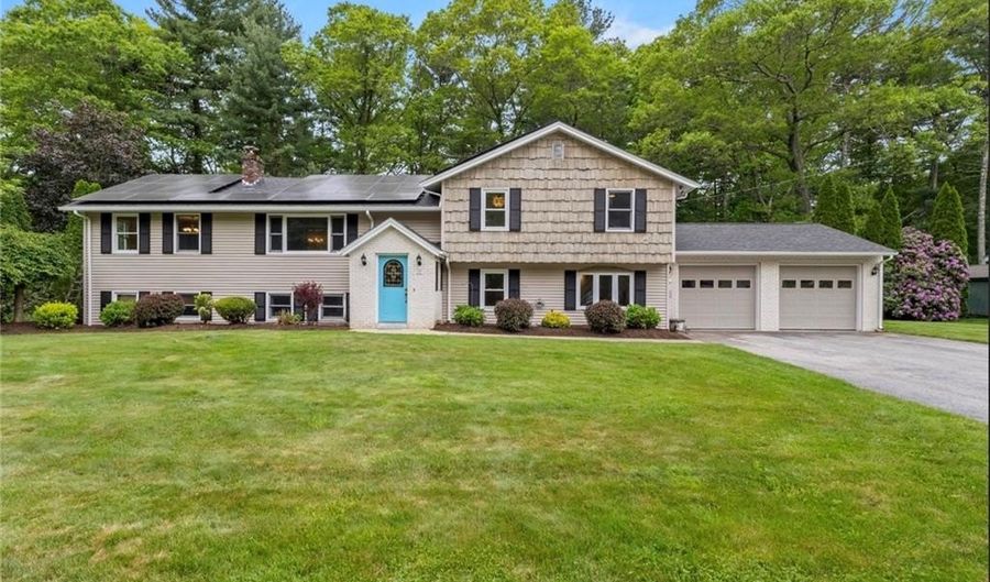 19 Bruce Dr, North Smithfield, RI 02896 - 3 Beds, 3 Bath