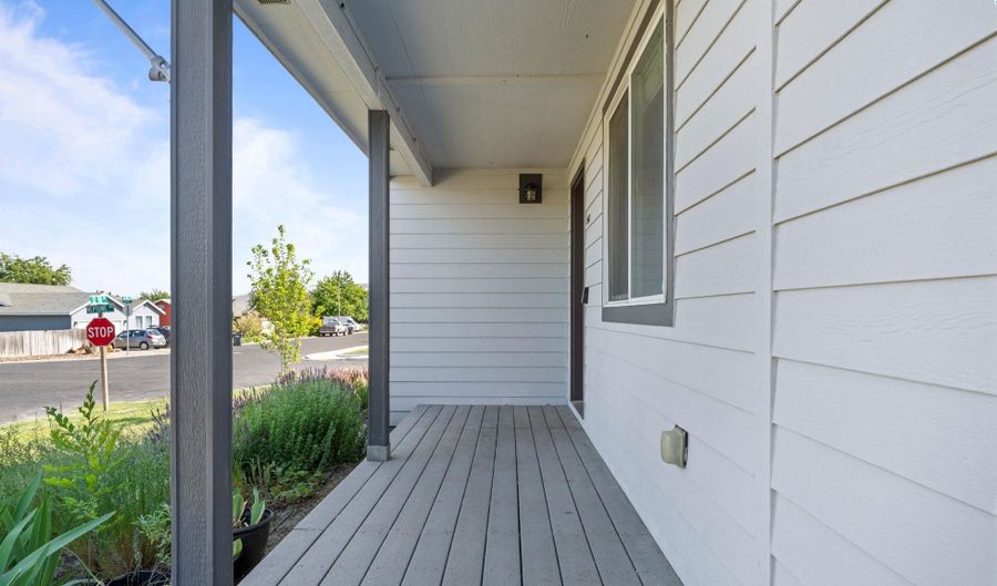 1542 12th St, Benton City, WA 99320 - 4 Beds, 3 Bath