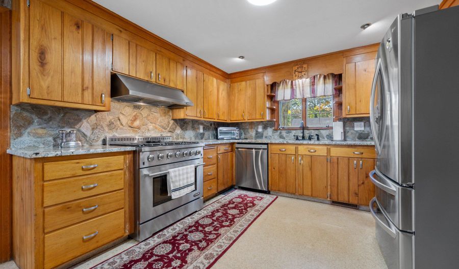 96 Oak Hill Dr, Bristol, CT 06010 - 4 Beds, 5 Bath