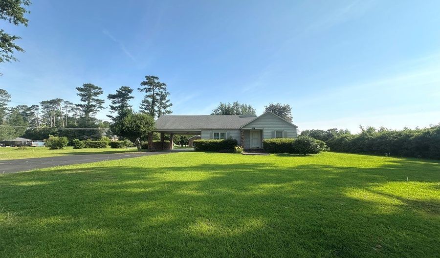 901 4th St, Adel, GA 31620 - 2 Beds, 2 Bath