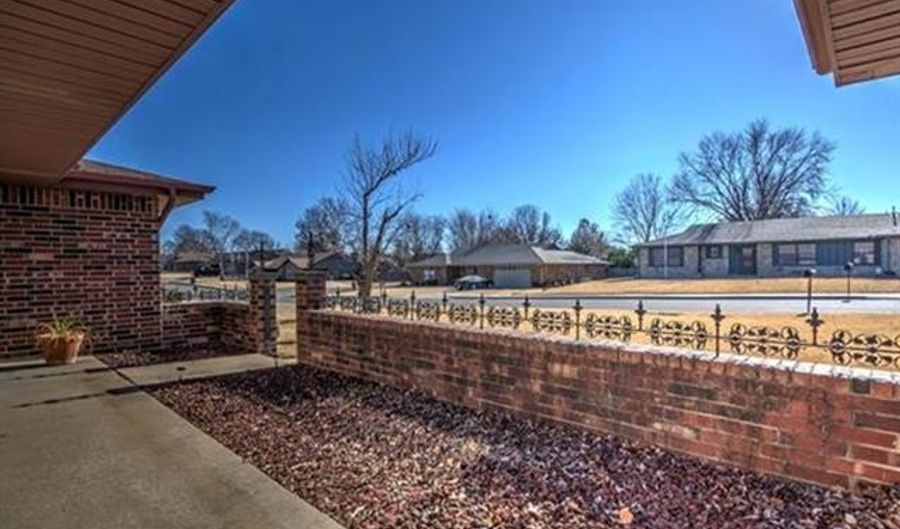6712 Dorsett Dr, Bartlesville, OK 74006 - 3 Beds, 2 Bath