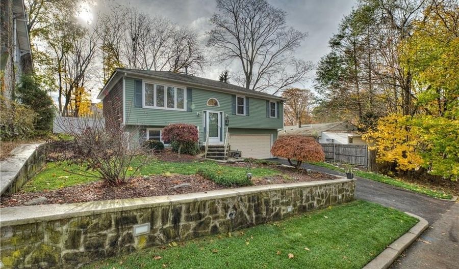 60 North St, Cranston, RI 02920 - 3 Beds, 2 Bath