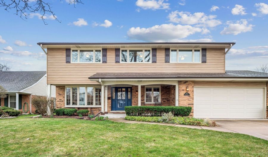 1721 S Chesterfield Dr, Arlington Heights, IL 60005 - 5 Beds, 3 Bath