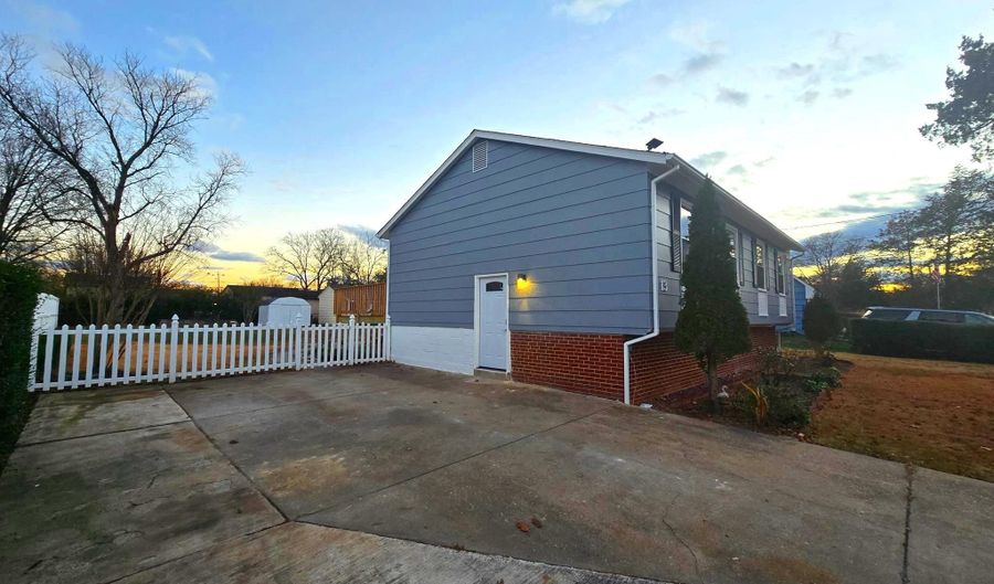 4813 LAWRENCE St, Alexandria, VA 22309 - 4 Beds, 2 Bath