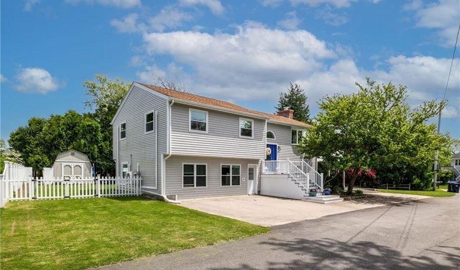 60 Brooklyn Rd, Narragansett, RI 02882 - 4 Beds, 2 Bath