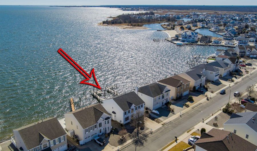 8 Jibsail Dr, Bayville, NJ 08721 - 4 Beds, null Bath