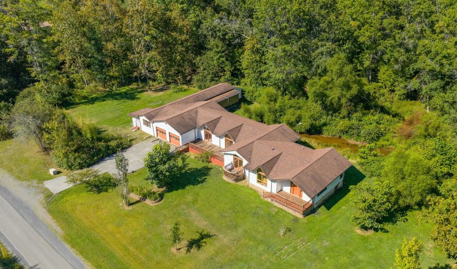 213 Patterson Creek Dr, Alderson, WV 24910 - 3 Beds, 6 Bath