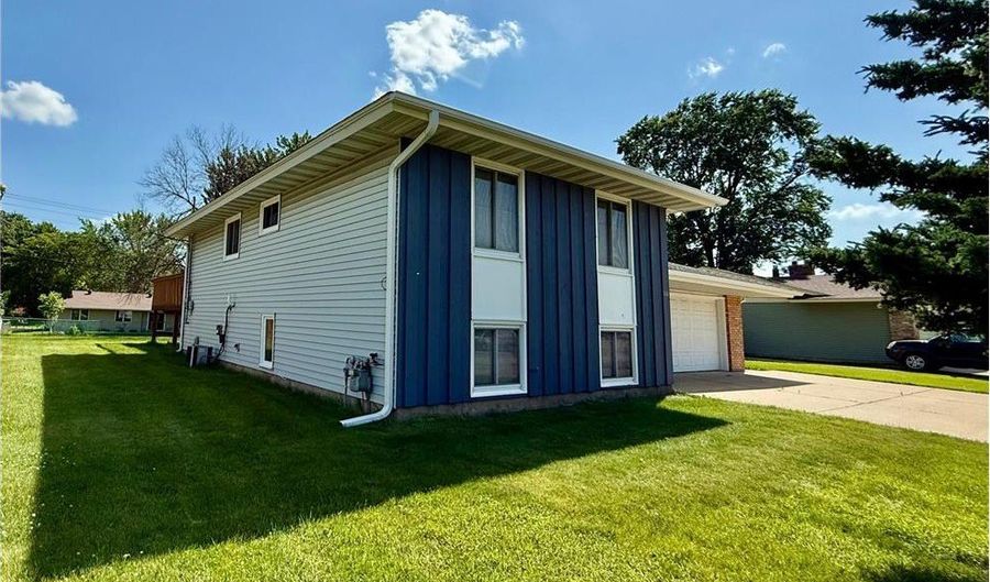 188 150th St W, Apple Valley, MN 55124 - 4 Beds, 2 Bath