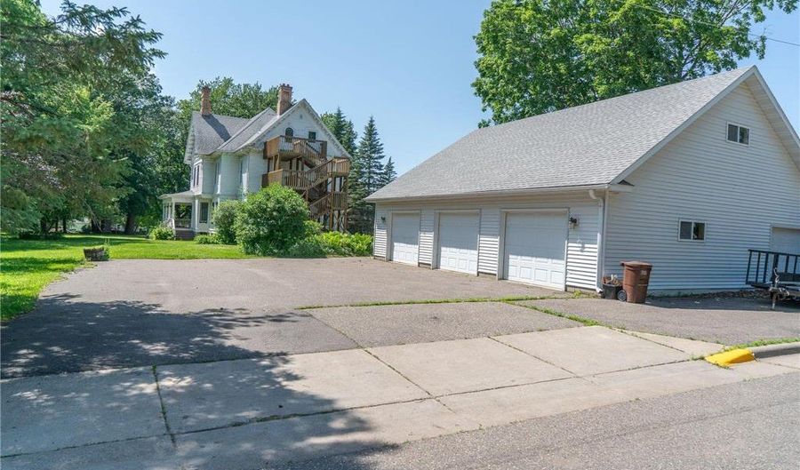 316 2nd Ave SE, Aitkin, MN 56431 - 8 Beds, 5 Bath