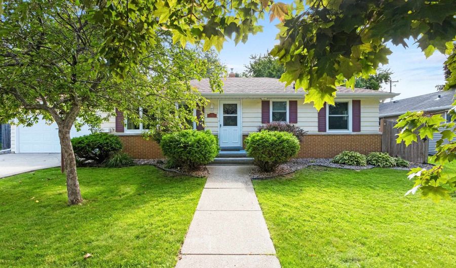 1312 N VIOLA St, Appleton, WI 54911 - 3 Beds, 1 Bath