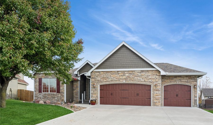 1703 Pinewood Ct SW, Altoona, IA 50009 - 4 Beds, 3 Bath