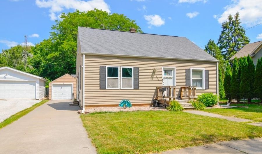 816 E HARRISON St, Appleton, WI 54915 - 3 Beds, 2 Bath