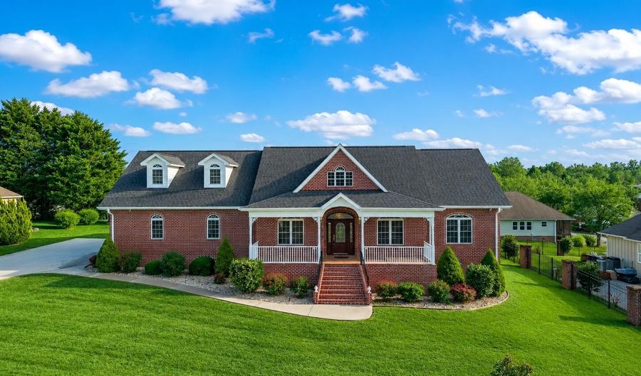 504 Lynnwood Dr, Athens, TN 37303 - 4 Beds, 3 Bath