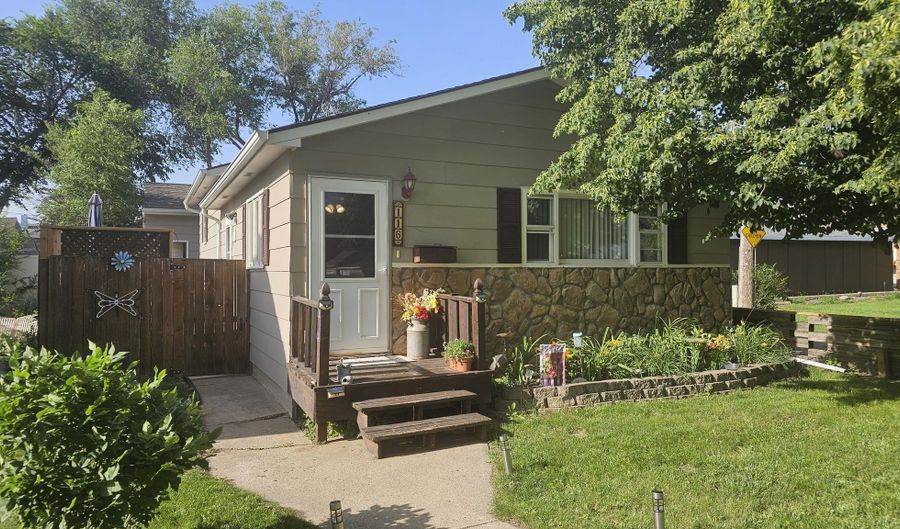 116 NW 6th Ave, Aberdeen, SD 57401 - 2 Beds, 2 Bath