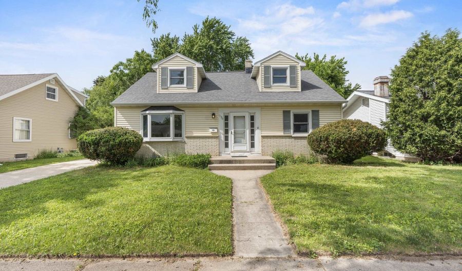 1136 W ROBERTS Ave, Appleton, WI 54914 - 4 Beds, 2 Bath