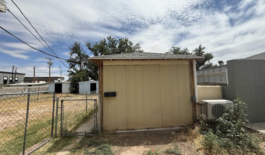 1032 N Edward St, Carlsbad, NM 88220 - 2 Beds, 1 Bath