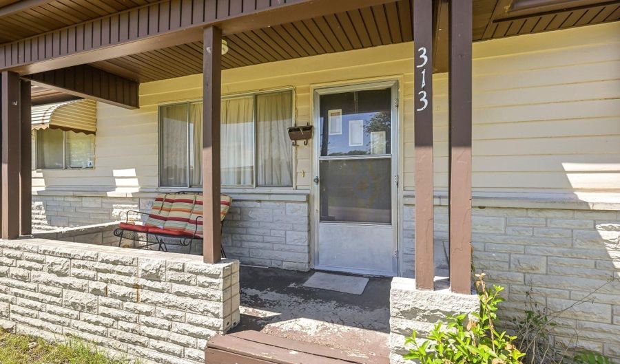 313 S Rinker Ave, Aurora, MO 65605 - 2 Beds, 1 Bath