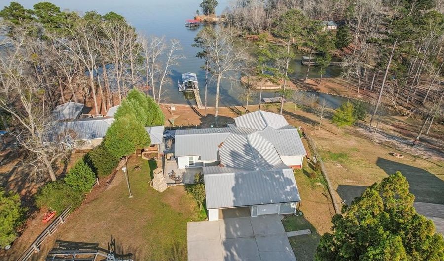1033 Lakeview St, Abbeville, AL 36310 - 3 Beds, 3 Bath