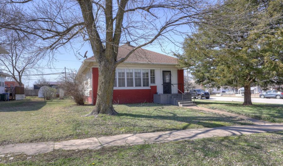 905 East Ave, Baxter Springs, KS 66713 - 3 Beds, 2 Bath
