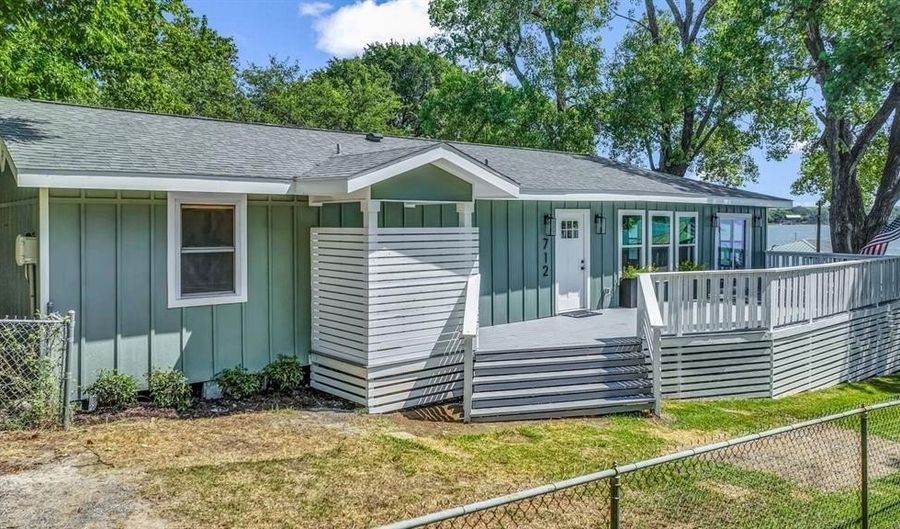 712 W Lake Dr, Weatherford, TX 76087 - 3 Beds, 3 Bath