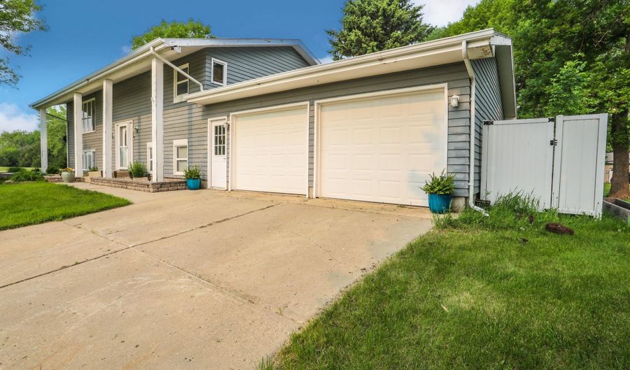 12907 Prairiewood Dr, Aberdeen, SD 57401 - 4 Beds, 2 Bath