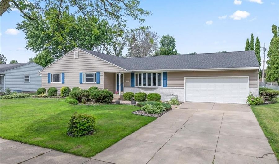 2100 10th St SW, Austin, MN 55912 - 4 Beds, 2 Bath