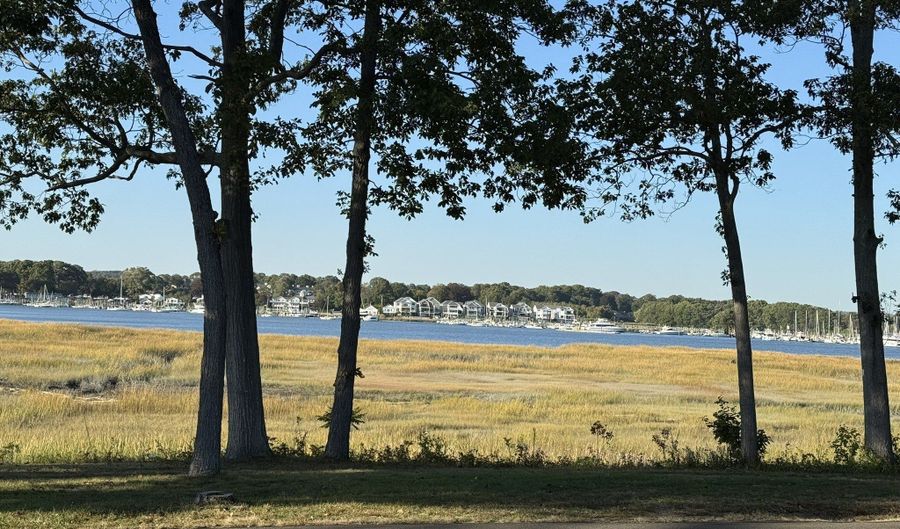 13 Fenway Rd, Branford, CT 06405 - 2 Beds, 2 Bath