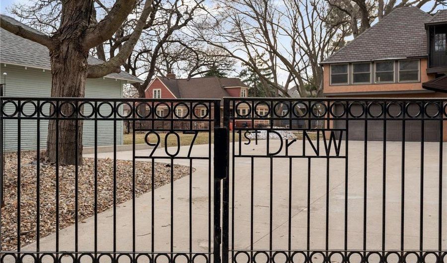 907 1st Dr NW, Austin, MN 55912 - 5 Beds, 5 Bath