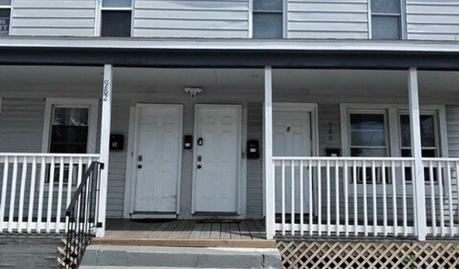 982 Pembroke St 2L, Bridgeport, CT 06608 - 4 Beds, 1 Bath