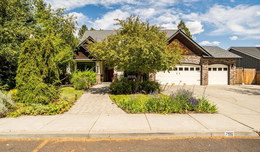 796 SE Briarwood Ct, Bend, OR 97702 - 4 Beds, 3 Bath