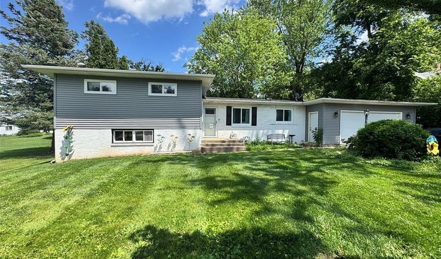 505 S Oak St, Anamosa, IA 52205 - 3 Beds, 2 Bath