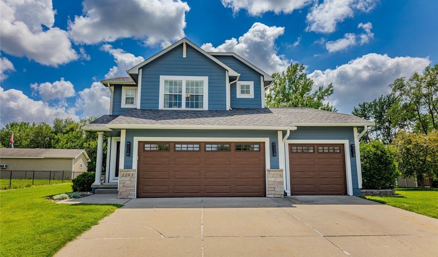 2203 NW Lakeside Ct, Ankeny, IA 50023 - 3 Beds, 4 Bath
