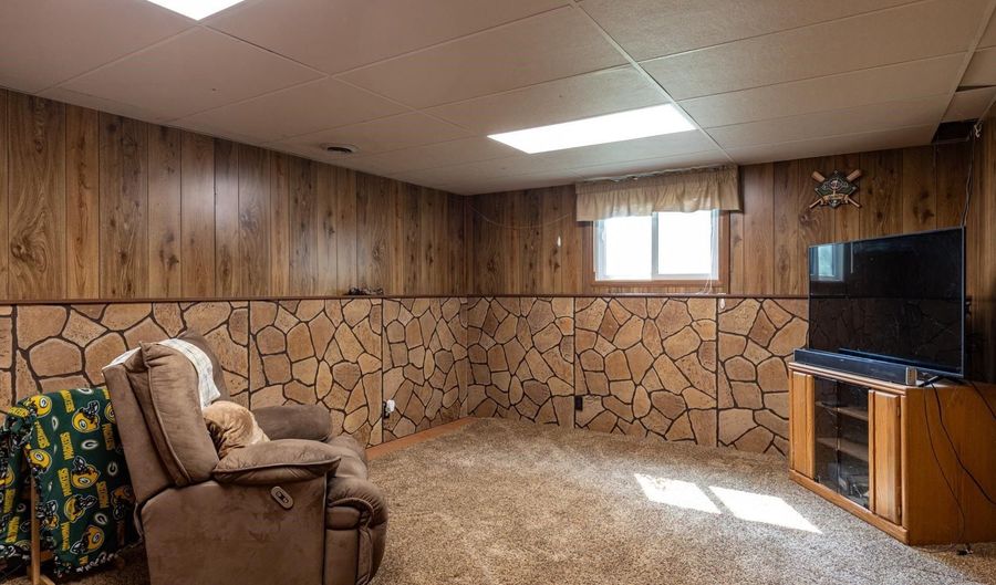 3323 N MORRISON St, Appleton, WI 54911 - 4 Beds, 2 Bath