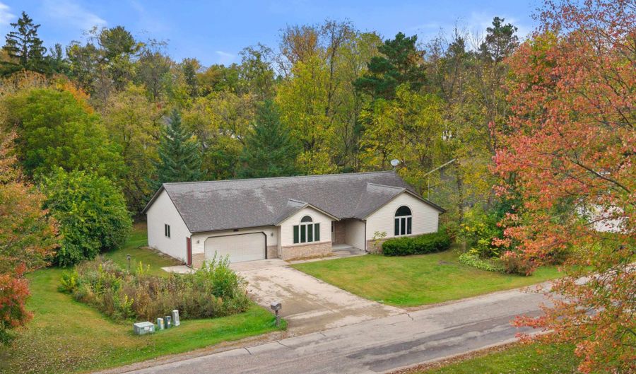 440 BEVERLY Dr, Amherst, WI 54406 - 3 Beds, 3 Bath