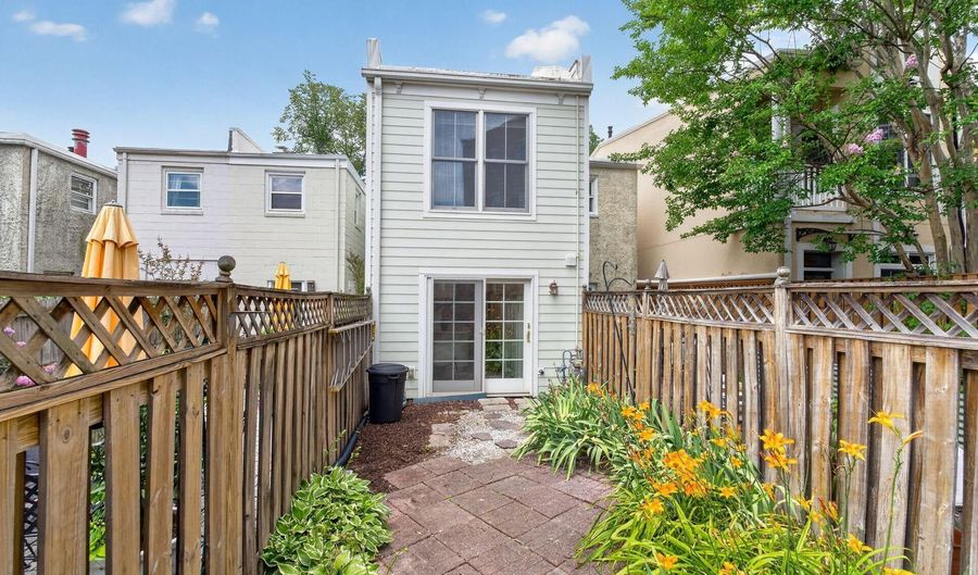 334 COMMERCE St, Alexandria, VA 22314 - 2 Beds, 2 Bath