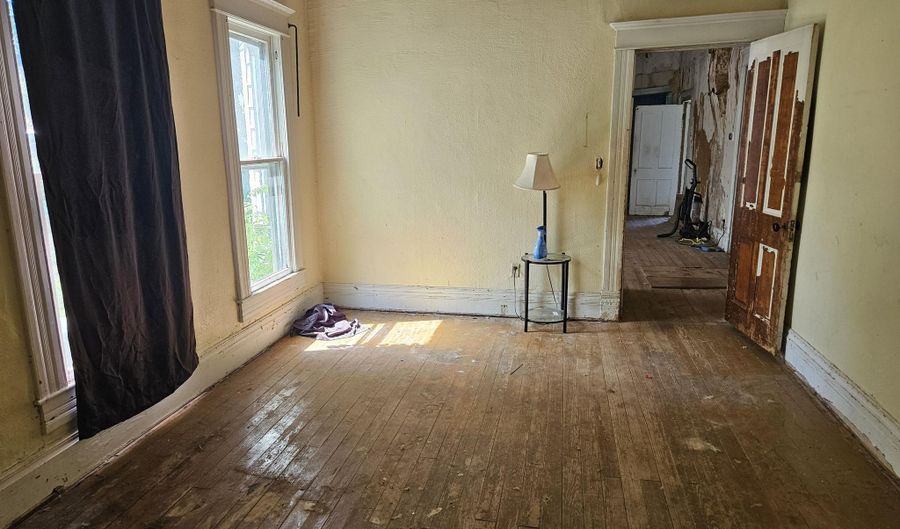 203 E Pennington Ave, Ava, MO 65608 - 3 Beds, 1 Bath