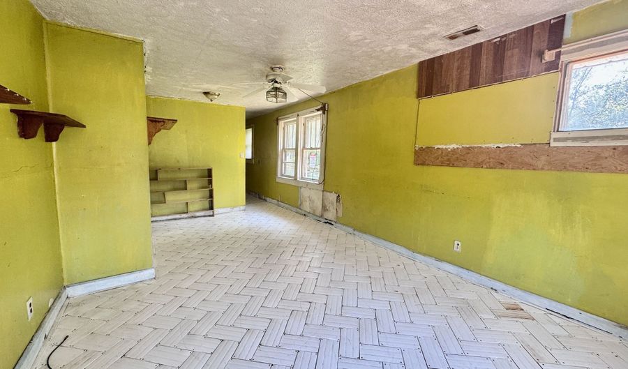 2312 Fulton St, Anderson, IN 46016 - 3 Beds, 1 Bath