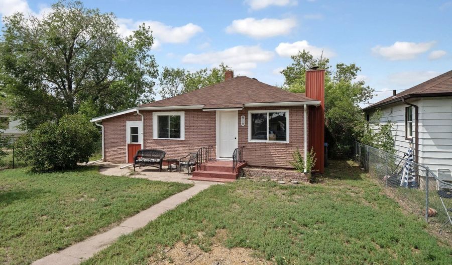 818 E 4TH St, Cheyenne, WY 82007 - 2 Beds, 1 Bath