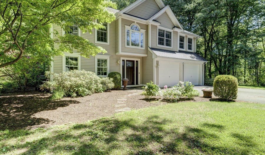 35 Woodsedge Ct, Berlin, CT 06037 - 4 Beds, 3 Bath