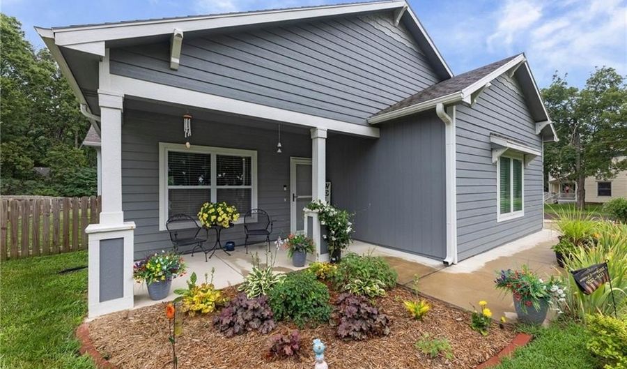 819 Baker St, Baldwin City, KS 66006 - 3 Beds, 2 Bath