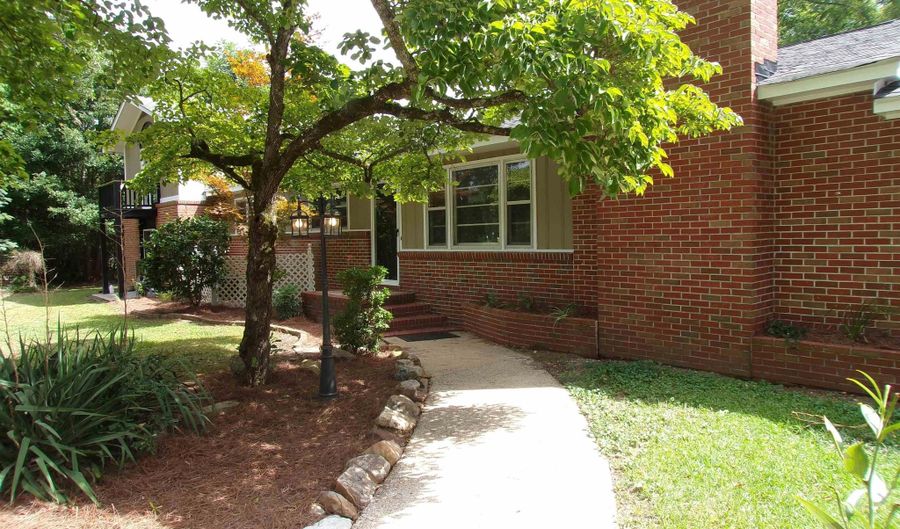 601 E GLADE Rd, Anniston, AL 36206 - 5 Beds, 3 Bath
