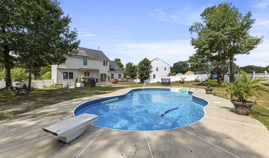 39 Brittany Dr, Bayville, NJ 08721 - 5 Beds, 3 Bath