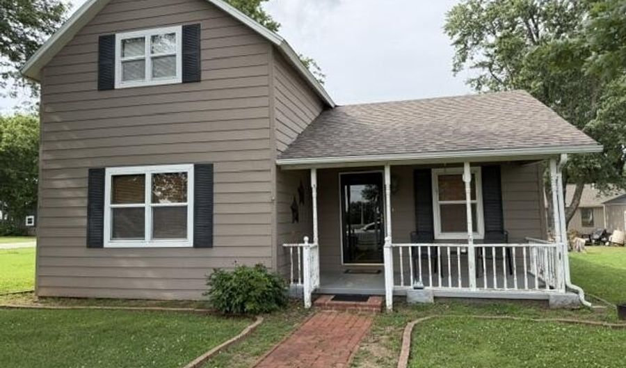 901 E 5th St, Altamont, KS 67330 - 4 Beds, 2 Bath