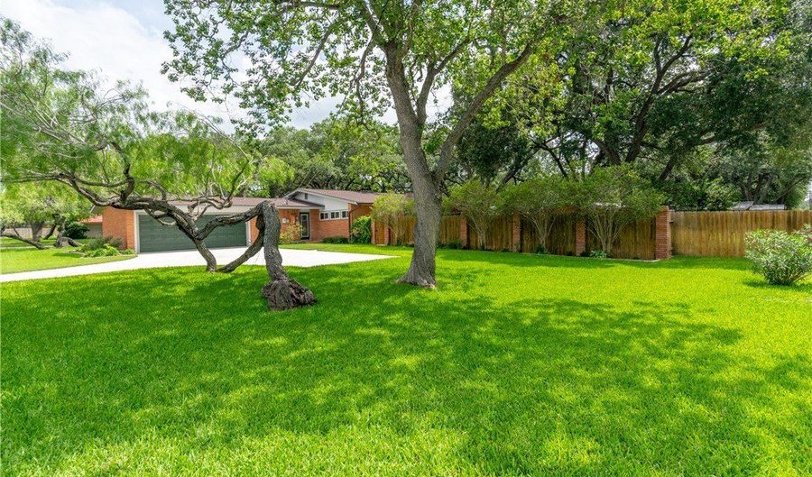 1821 Clare Dr, Alice, TX 78332 - 3 Beds, 2 Bath