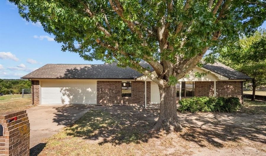 1402 King St, Weatherford, TX 76086 - 3 Beds, 2 Bath