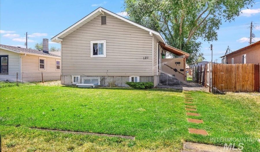 121 7th Ave S A & B, Buhl, ID 83316 - 4 Beds, 2 Bath