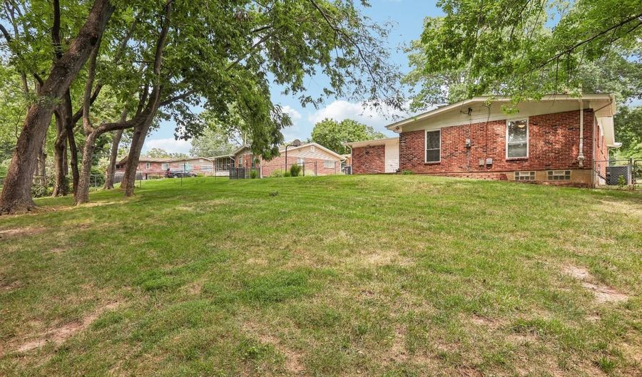 318 Algonquin Dr, Ballwin, MO 63011 - 4 Beds, 3 Bath