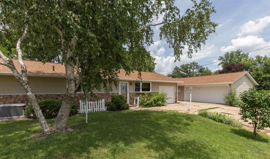 808 S CHURCH St, Albany, IL 61230 - 3 Beds, 2 Bath